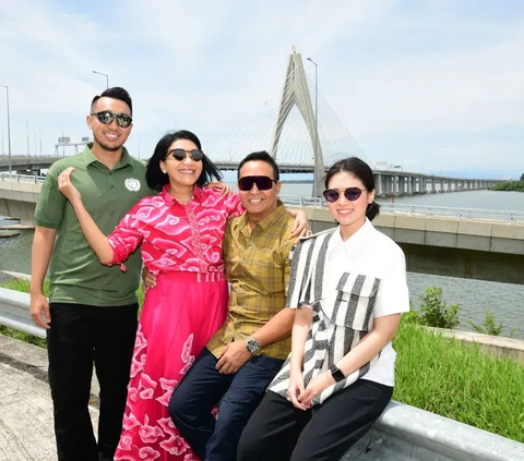 Mereka mengawali momen jalan-jalan dengan melihat keindahan jembatan Sultan Haji Omar Ali Saifuddien, yang menjadi jembatan terpanjang di Asia Tenggara. <br>