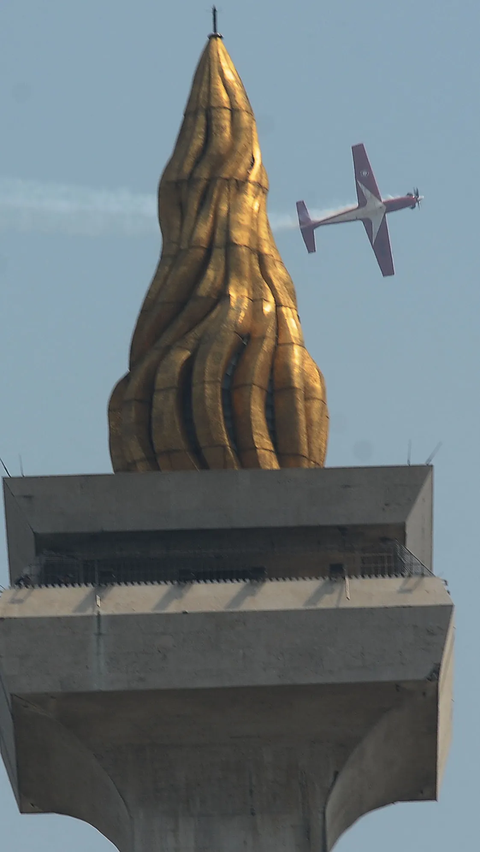 Mulai dari Akrobatik udara Jupiter Aerobatic Team (JAT) menunjukkan manuvernya di atas Monas.