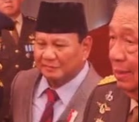 <br>Presiden ke-6 RI Susilo Bambang Yudhoyono (SBY) hadir dalam acara HUT ke-78 TNI di Monas, Jakarta dengan mengenakan seragam jenderal bintang 4 TNI. 