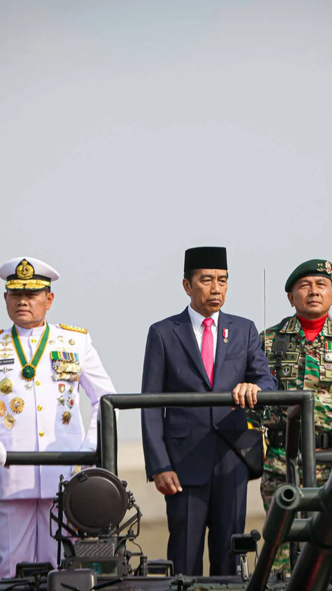 Potret Gagah SBY Berbaju Militer dan Megawati Berkebaya Biru Saksikan Atraksi Prajurit saat HUT TNI di Monas