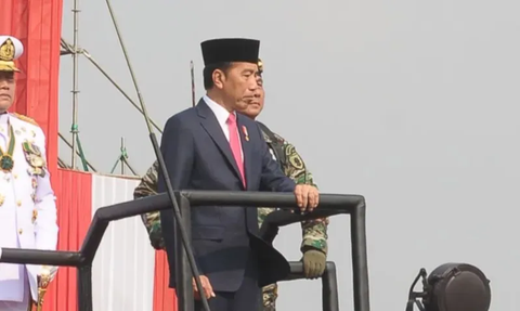 Potret Gagah SBY Berbaju Militer dan Megawati Berkebaya Biru Saksikan Atraksi Prajurit saat HUT TNI di Monas