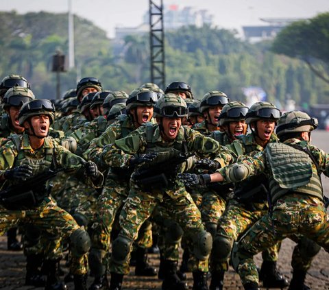 Potret Gagah SBY Berbaju Militer dan Megawati Berkebaya Biru Saksikan Atraksi Prajurit saat HUT TNI di Monas