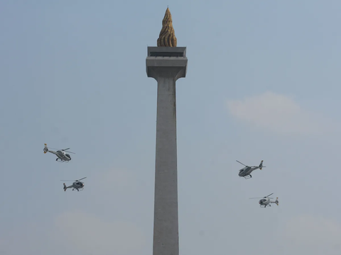 FOTO: Mendebarkan! Atraksi Udara Helikopter, Jet Tempur F-16 hingga Hercules Unjuk Kebolehan di HUT ke-78 TNI