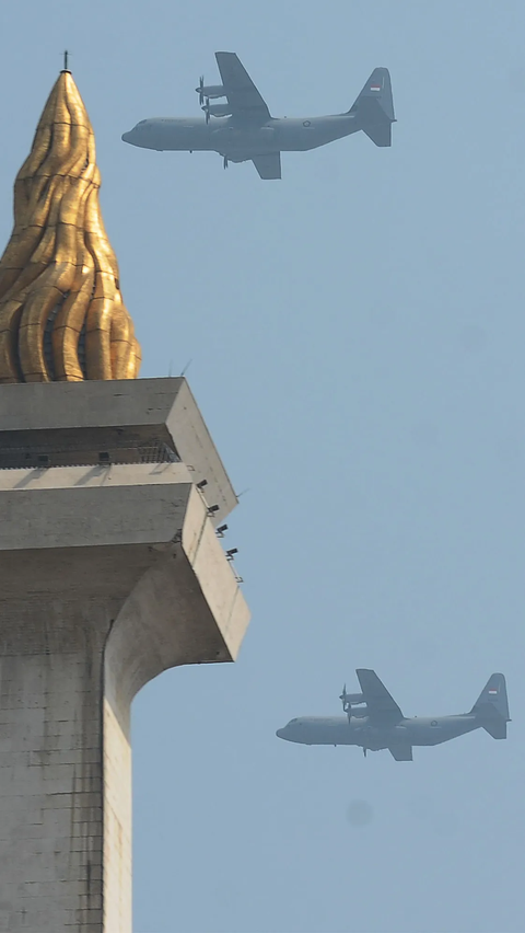 Penampilan pesawat militer Hercules saat memeriahkan peringatan HUT TNI di langit Monas.