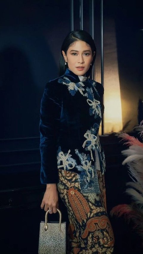 Jadi Karakter utama di film Gadis Kretek, Dian Sastro hadir di BIFF dengan setelan kebaya. Kebaya yang dikenakan Dian memiliki potongan Ceongsam unik dengan kerah tinggi dan bentuk depan mirip beskap.