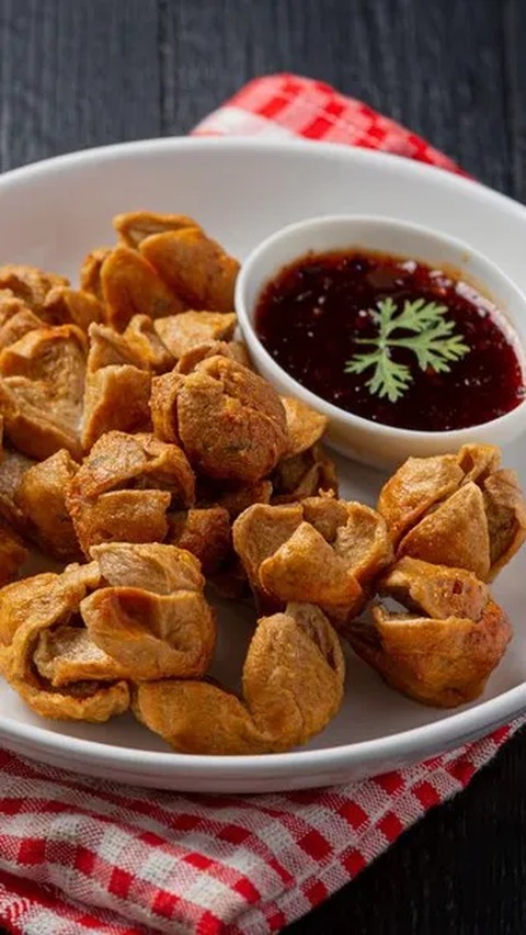 Bakso goreng Indonesia yang masuk dalam daftar 50 meatballs terenak di dunia versi TasteAtlas bukan hanya sebuah prestasi bagi kuliner Indonesia tetapi juga mencerminkan daya tarik global dari hidangan ini.