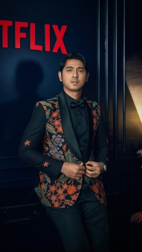 Sedikit bergeser dari busana adat, Arya Saloka mengenakan setelan jas dengan kombinasi kain batik. Setelan dengan dominasi warna hitam itu memiliki motif batik di bagian kanan kiri jas hingga lengan. Busana ini membuat Arya terlihat gagah.