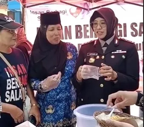 Sambil Lahap Makan, Gaya Santai Kapolres Perempuan 'Anak Kolong' Ngemper Bareng Anak Buah & TNI Usai Upacara jadi Perhatian