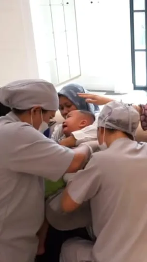 Potret Rayyanza Nangis Histeris Dipelukan Sus Rini saat Diambil Darah Sebelum Dilarikan ke RS