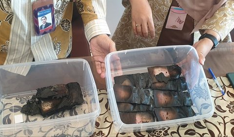 Pemilik uang menceritakan jika uang tersebut disimpan di laci lemari baju dari kayu. Saat terbakar posisi laci lemari  berada di bawah.<br>