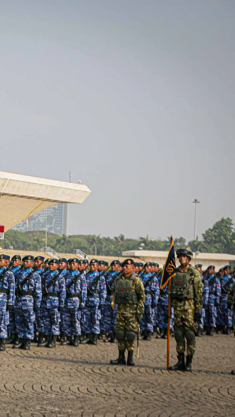 Akmil TNI Beraksi Beri Penghormatan Jokowi, Tongkat Diputar Angin Kencang Benda Berterbangan