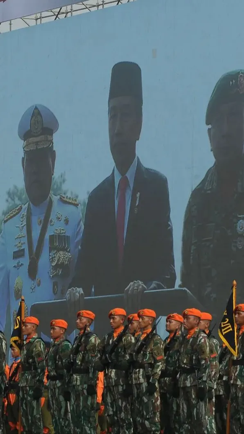 Akmil TNI Beraksi Beri Penghormatan Jokowi, Tongkat Diputar Angin Kencang Benda-Benda Berterbangan
