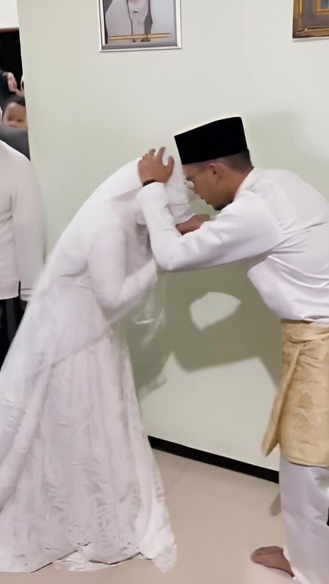 After that, the groom's lips appeared to be moving as a sign that he is praying for his wife and their marriage.