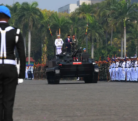 VIDEO: Jokowi Bangga TNI Paling Dipercaya Rakyat