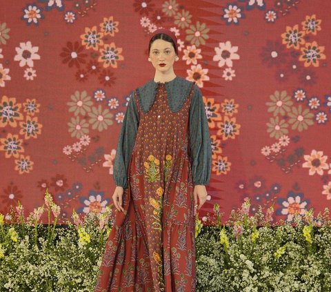 See the Collection of Oriental Ethnic Clothing with Classic Colors