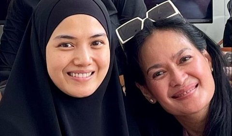 Potret kebersamaan Donna Harun dengan sang menantu,  Herfiza Novianti. Potretnya bak kakak dan adik.<br>