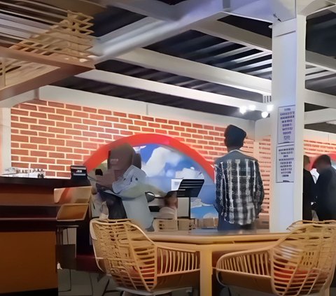 Viral! While Bringing a Child, Wife Confronts Husband Who is Busy with Another Woman at a Cafe: Not the First Time Caught Cheating