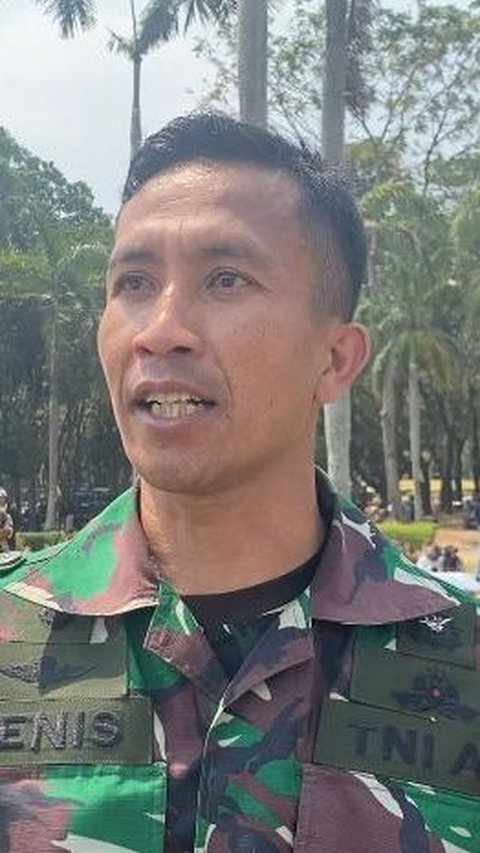 Inilah Sosok Pengibar Bendera saat Terjun Payung di HUT TNI Ke-78