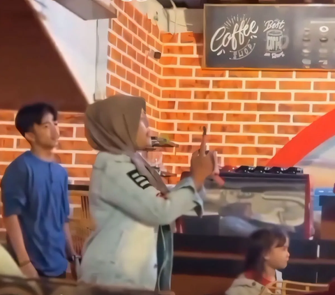 Viral! While Bringing a Child, Wife Confronts Husband Who is Busy with Another Woman at a Cafe: Not the First Time Caught Cheating