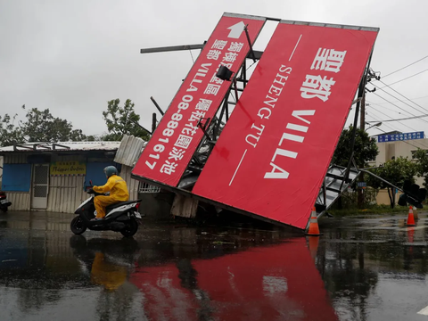 FOTO: Ganasnya Topan Koinu Menyapu Taiwan, Satu Tewas dan 304 Orang Luka-Luka
