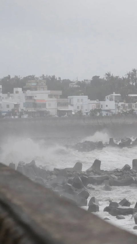 Menurut informasi dari Tropical Storm Risk, badai Topan Koinu melemah saat melintasi Selat Taiwan dan menuju ke provinsi Guangdong, China. <br>