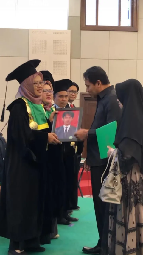 Momen Haru Orang Tua Bawa Foto Anaknya yang Meninggal Akibat Kecelakaan, Wakili Wisuda di UNISA Yogyakarta<br>