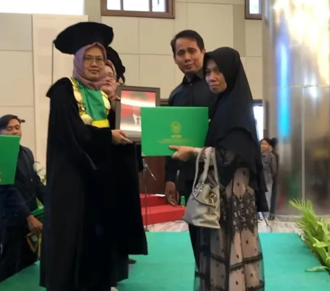 Momen Haru Orang Tua Bawa Foto Anaknya yang Meninggal Akibat Kecelakaan, Wakili Wisuda di UNISA Yogyakarta