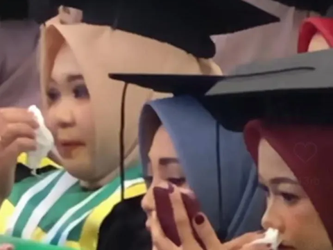 Momen Haru Orang Tua Bawa Foto Anaknya yang Meninggal Akibat Kecelakaan, Wakili Wisuda di UNISA Yogyakarta