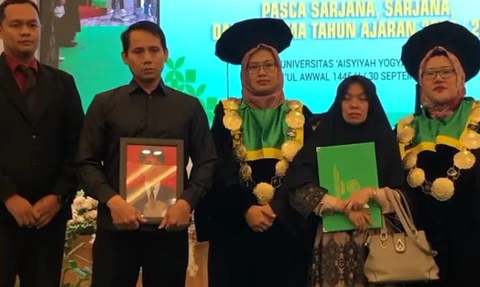 Momen Haru Orang Tua Bawa Foto Anaknya yang Meninggal Akibat Kecelakaan, Wakili Wisuda di UNISA Yogyakarta