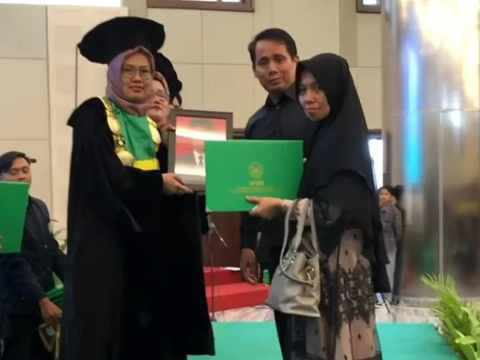 Momen Haru Orang Tua Bawa Foto Anaknya yang Meninggal Akibat Kecelakaan, Wakili Wisuda di UNISA Yogyakarta