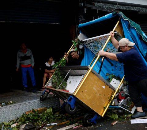 FOTO: Ganasnya Topan Koinu Menyapu Taiwan, Satu Tewas dan 304 Orang Luka-Luka