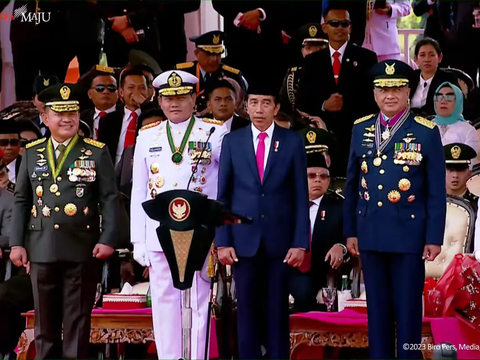 Moment of Military Music Car Passing during the 78th TNI Anniversary Parade, Singing the Song 'Presiden Ngopi, Panglima Ngopi', Here's Jokowi's Reaction