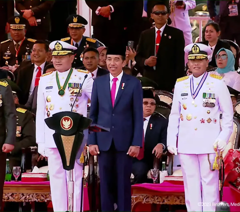 Moment of Military Music Car Passing during the 78th TNI Anniversary Parade, Singing the Song 'Presiden Ngopi, Panglima Ngopi', Here's Jokowi's Reaction