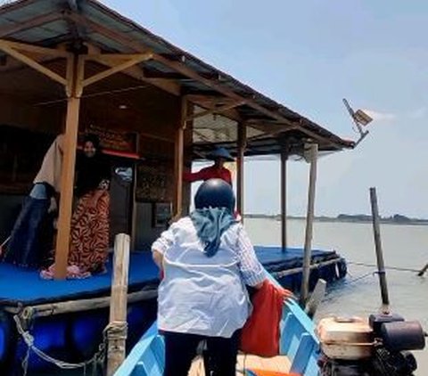 Berada di Tengah Laut, Ini Potret Musala Apung di Demak untuk Ibadah Para Nelayan