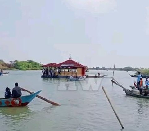 Berada di Tengah Laut, Ini Potret Musala Apung di Demak untuk Ibadah Para Nelayan