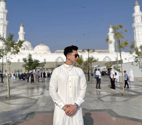 Dikeramas Netizen because Too Stylish during Umrah, See the Difference in Verrell Bramasta's Appearance in Two Different Mosques