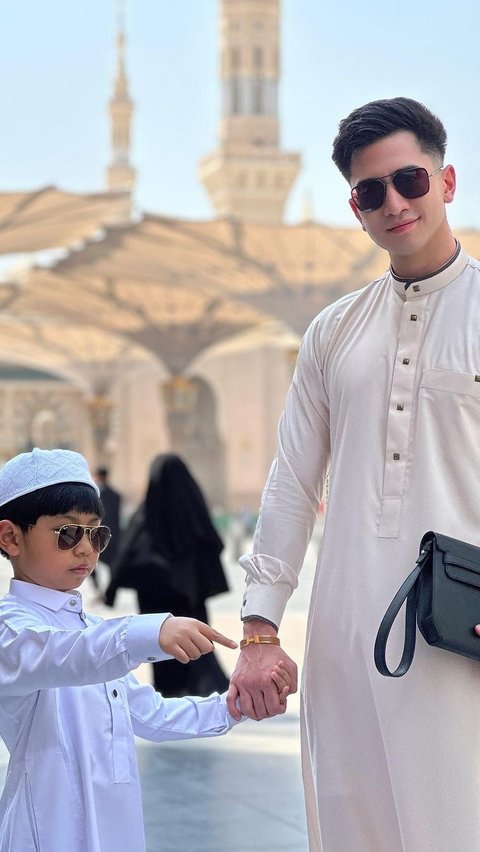 Dikeramas Netizen because Too Stylish during Umrah, See the Difference in Verrell Bramasta's Appearance in Two Different Mosques