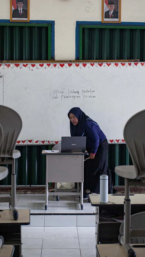 FOTO: Potret Guru di Palembang Kembali Mengajar Secara Online Gara-Gara Kabut Asap Karhutla