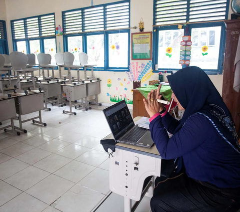 FOTO: Potret Guru di Palembang Kembali Mengajar Secara Online Gara-Gara Kabut Asap Karhutla