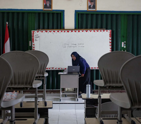 Dinas Pendidikan Kota Palembang kembali menerapkan kegiatan belajar mengajar di sekolah secara online atau dalam jaringan (daring). Pembelajaran jarak jauh ini diberlakukan mulai Senin (2/10/2023).