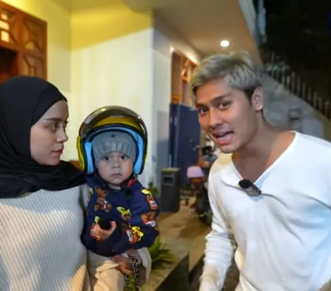 Potret Lucu & Menggemaskan Anak Lesti Kejora dan Rizky Billar Diajak Naik Motor ke Warung Kopi