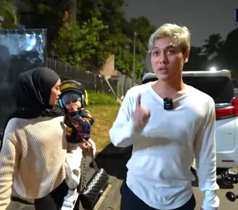 Potret Lucu & Menggemaskan Anak Lesti Kejora dan Rizky Billar Diajak Naik Motor ke Warung Kopi