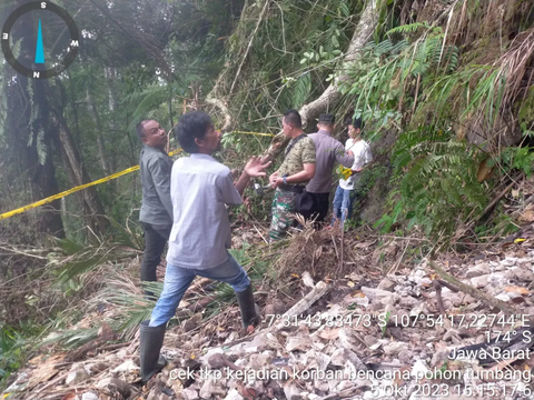 Malang Nasib Empat Warga di Garut, Tertimpa Pohon saat Berteduh hingga Terseret ke Bawah Tebing