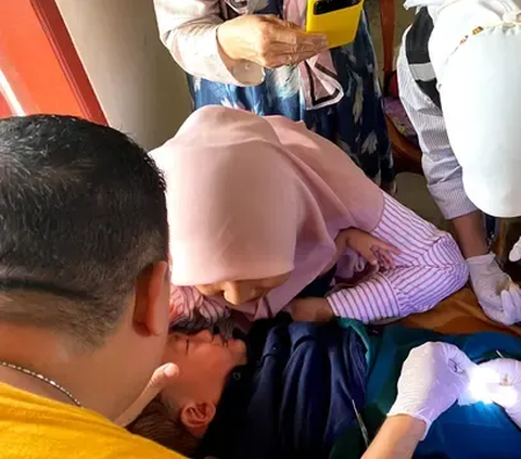 Khitan atau sunat merupakan kewajiban atau fardhu ain bagi para kaum muslimin. Kewajiban ini sudah bisa dilakukan bahkan sejak masih bayi.