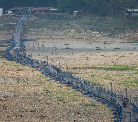 Musim kemarau berkepanjangan membuat aliran Sungai Citarum mengalami kekeringan parah. Sebagaimana yang terjadi di kawasan Cihampelas, Kabupaten Bandung Barat, pada 4 Oktober 2023, Sungai Citarum tampak kering kerontang. 