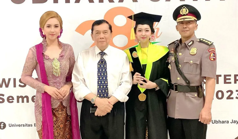 Momen Bahagia Wisuda sang Putri Lulus Cumlaude