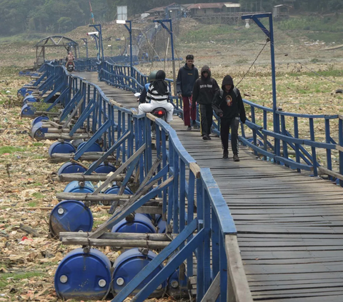 FOTO: Potret Miris Sungai Citarum Kering Kerontang, Jembatan Apung Ini Kandas di Dasar Kali