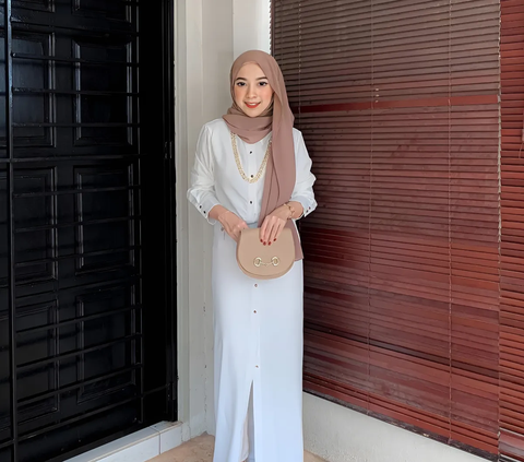 Elegant Styling Idea for Hijabers with Long White Shirt, Let's Try!