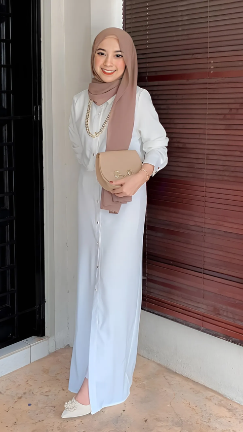 Elegant Styling Idea for Hijabers with Long White Shirt, Let's Try!