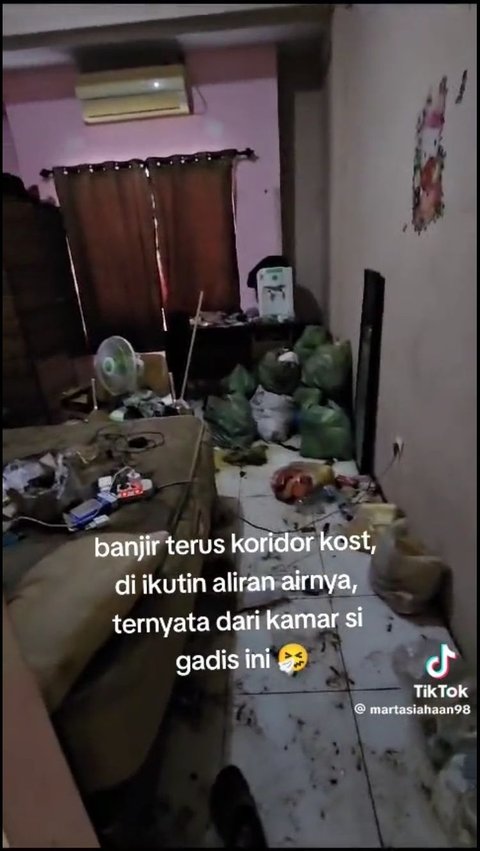 Kamar Super Berantakan dan Bikin Koridor Kos Banjir, Penghuni Kamar Diduga Idap Hoarding Disorder